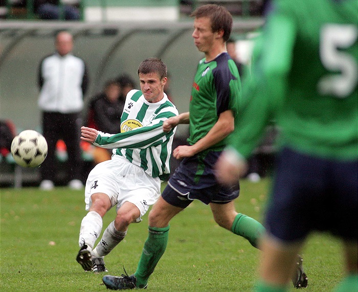 Lukáš Marek centruje do vápna.