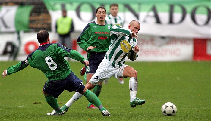 Ústrojová kázeň Pavla Haška - celý v zelenobílém.