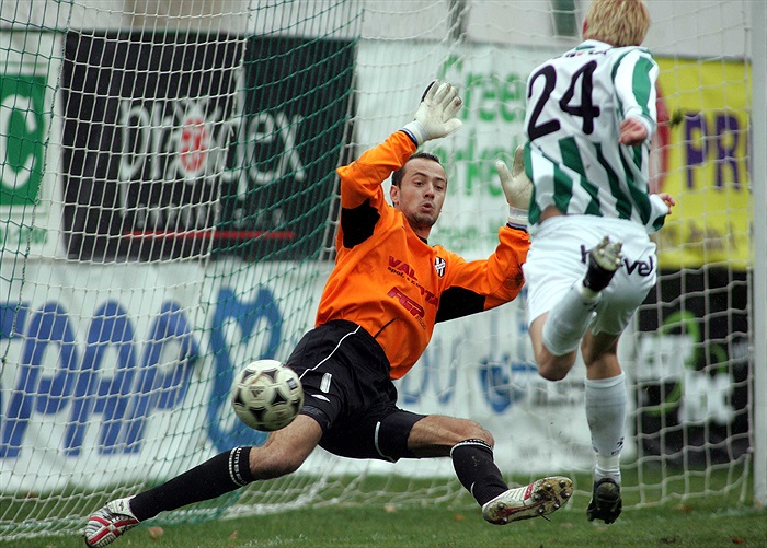 Michal Pávek právě střílí gól.