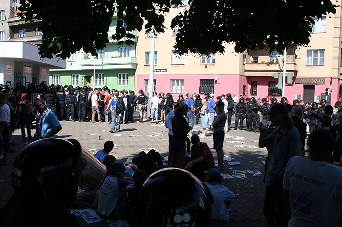 Vchod do sektoru hostí byl přísně střežen policií.