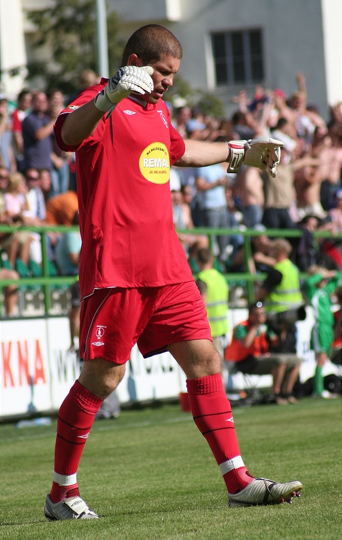 Nešťatsný Radek Sňozík poprvé inkasoval.