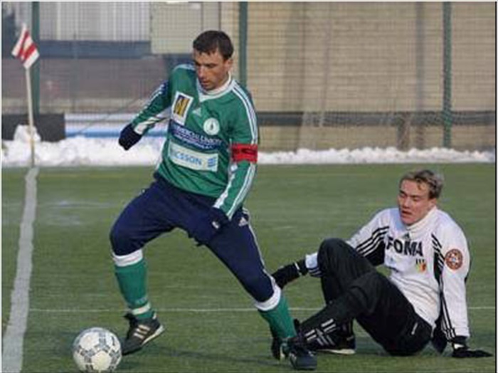 Kapitán Michal Petrouš uniká hradeckému protihráči na umělé trávě v Karlíně