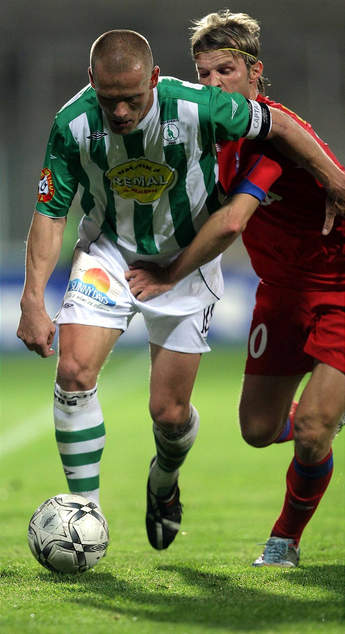 Slezák obchází soupeře.