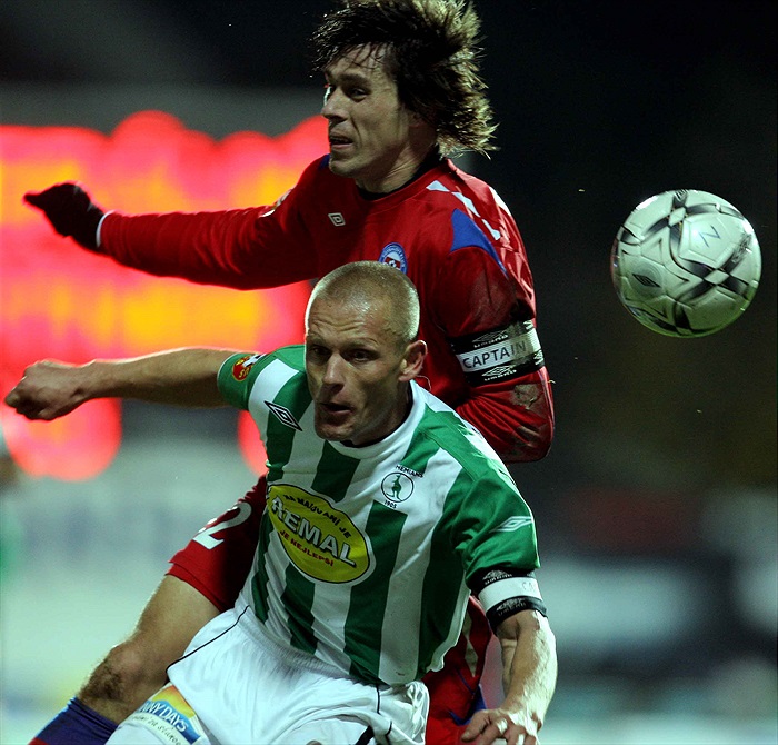 Slezák v hlavičkovém souboji.