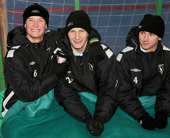 Vlevo sedící Martin Nešpor se těší na návrat na trávník.