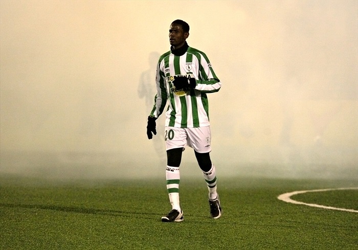 Černý Cissé před bílou tmou.