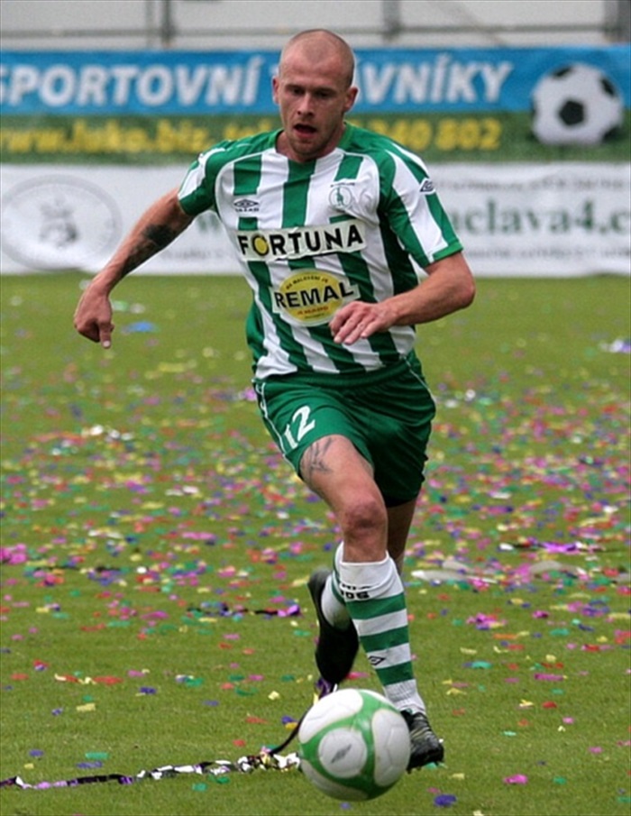 Lukáš Hartg pospíchá do útoku.