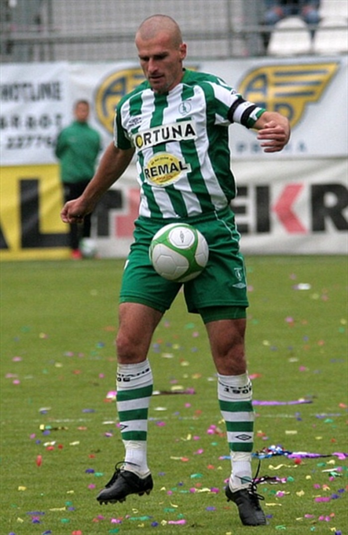 Marek Nikl zpracovává míč.