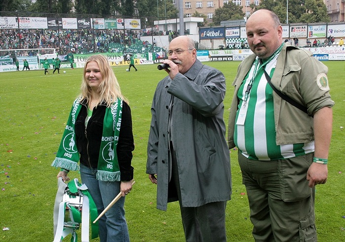 Do Společenství legend Bohemians byli uvedeni fanoušci. Za ně přebrali cenu Michal a Simona.