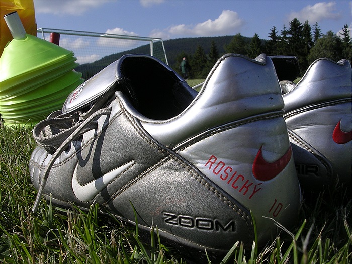Jiří Rosický se po trávníku proháněl v kopačkách od bratra Tomáše.