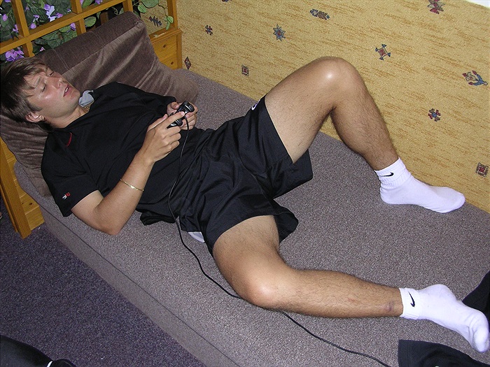 Jiří Rosický si volný čas krátil zase fotbalem, tentokrát na playstationu.