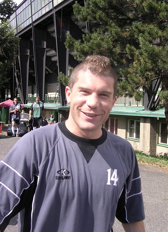 Brankář Sňozík se vydává na první trénink s Bohemkou.