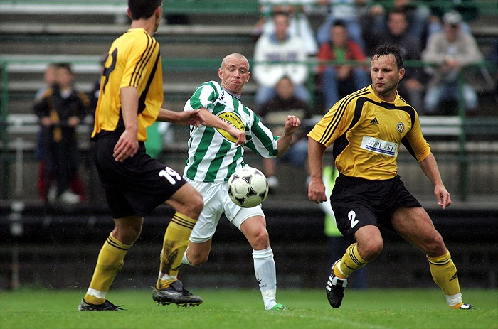 Pavel Hašek mezi dvojicí hlučínských hráčů.