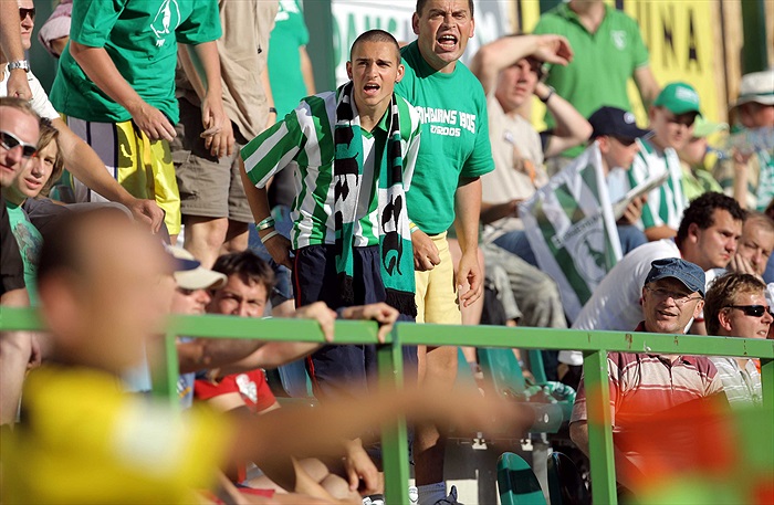 Fanoušci se zlobí na asistenta rozhodčího. Častý obrázek nedělního utkání.