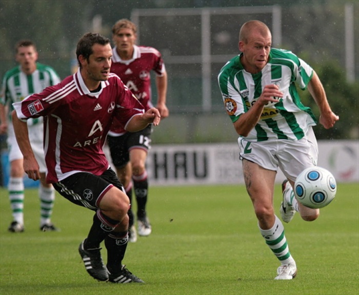 Hartig spěchá za míčem.