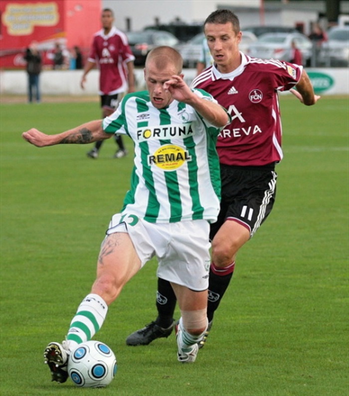 Hartig bojuje o míč.