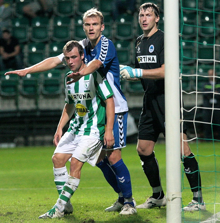 Hašek si dělá prostor při rohu.