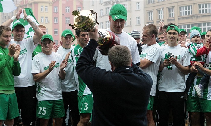 Místopředseda ČMFS Jaroslav Vacek předává pohár Marku Niklovi.
