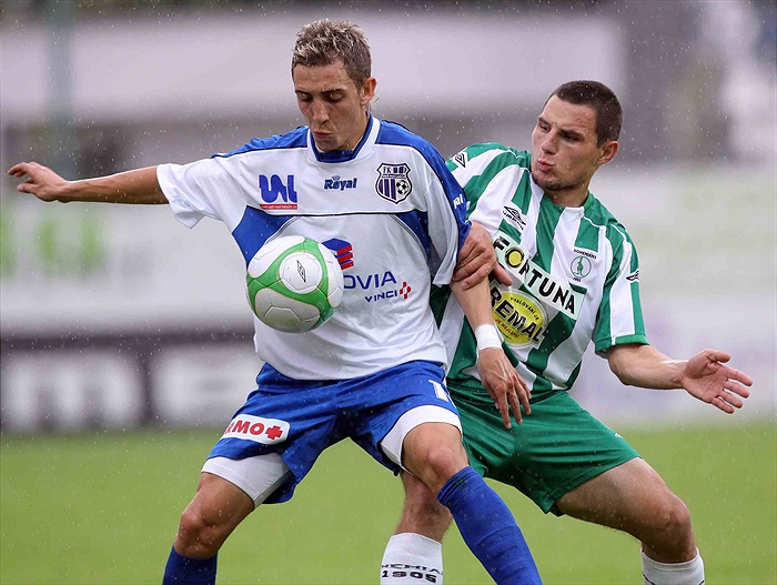 Josef Jindřišek doráží na soupeře.