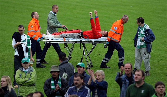 Nezvládl překonání plotu, přesto se raduje.