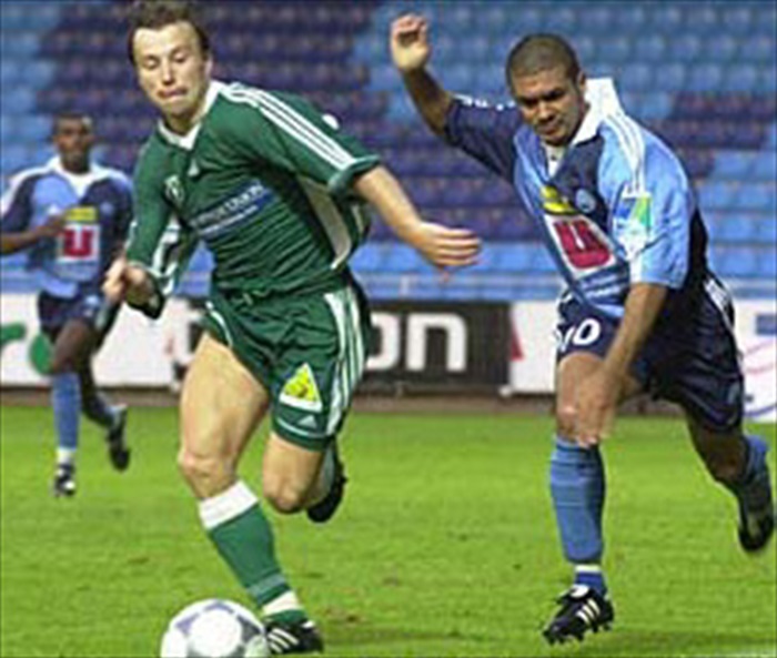 Takto Marcel Melecký unikal Karimu Kerkarovi (Le Havre) na letním soustředění ve Francii (2001).