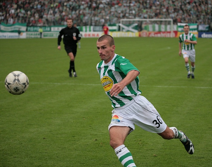 Marek Nikl se chystá ke střele, která nakonec skončila na ulici.