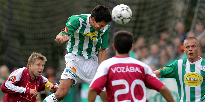 Lukáš hlavičkuje do břevna.