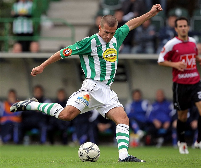 Nikl střílí do břevna.