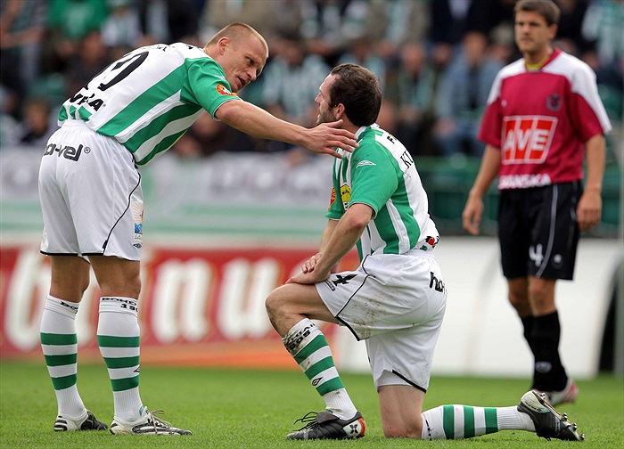 Slezák zvedá Kunáška.