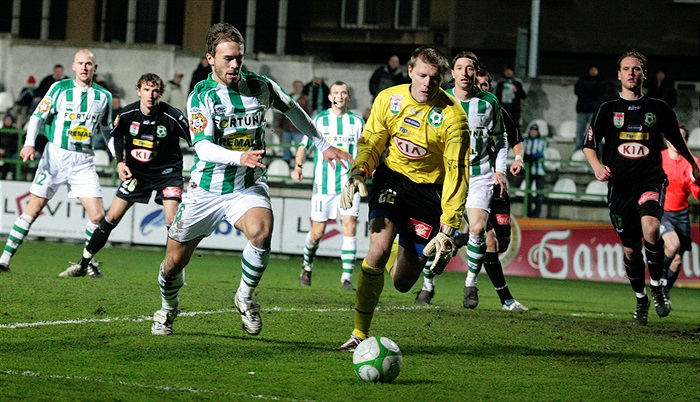 Štohanzl se dere za míčem.