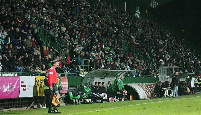 Zaplněná hlavní tribuna.