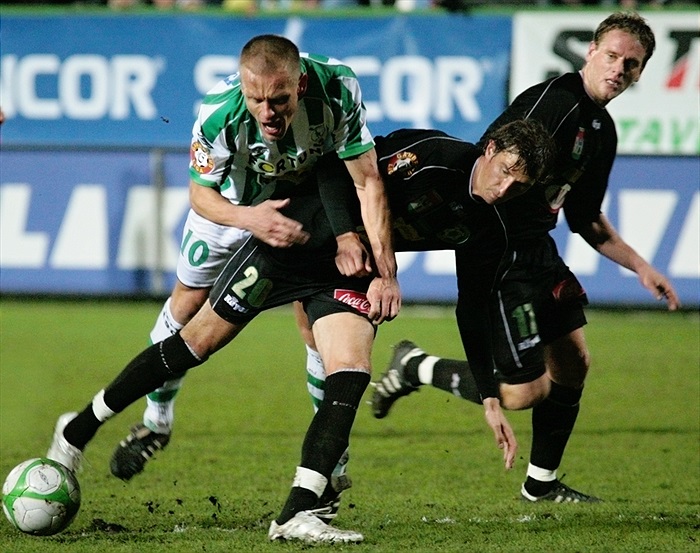 Slezák bojuje o míč.