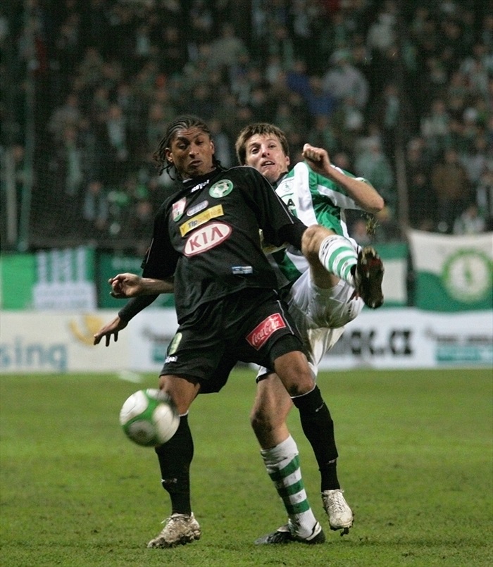 Rychlík se snaží dostat k míči.