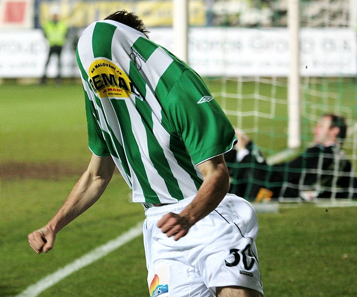 Morávek se raduje z gólu.