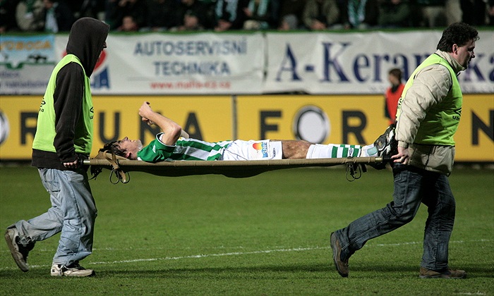 Morávka odnášejí na nosítkách.