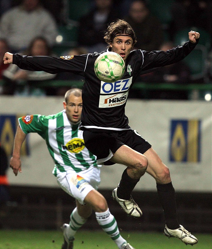 Hamouz se připravuje ke gólové přihrávce, za ním Kotyza.