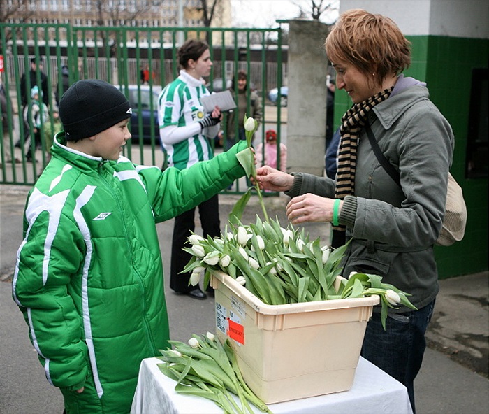 Žáci Bohemky rozdávali všem dívkám a ženám květiny.