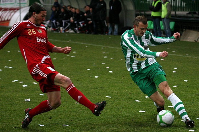 Ferenc Róth centruje