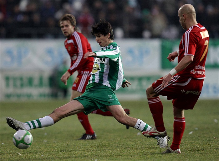 Adamův provaz v souboji o míč.