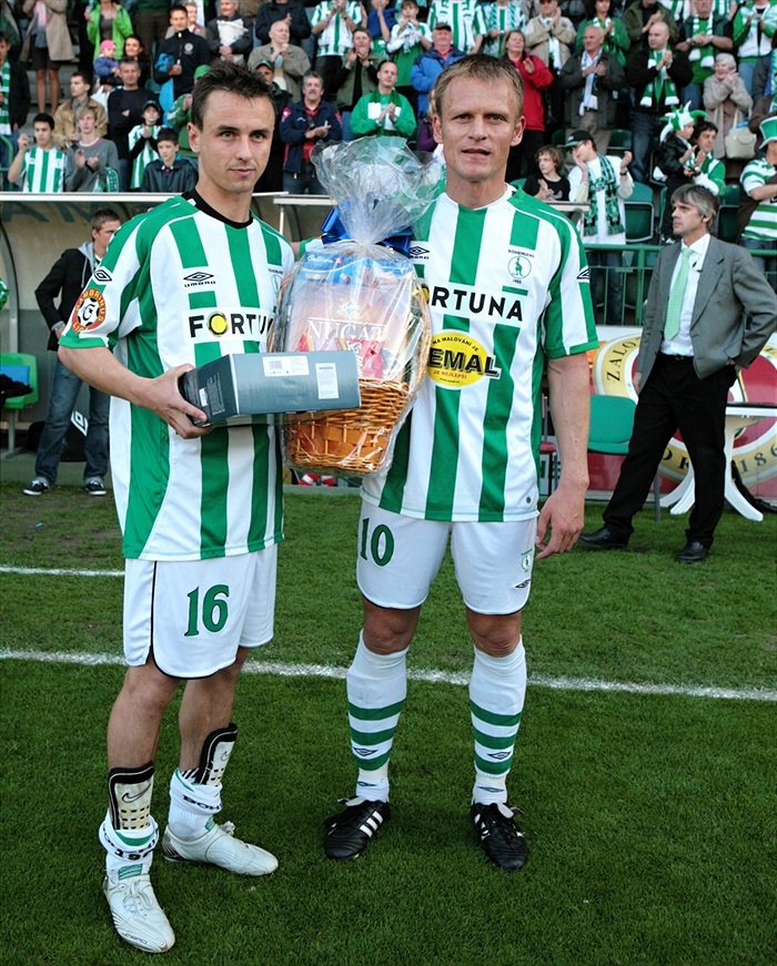 Slezi předává cenu hráči utkání