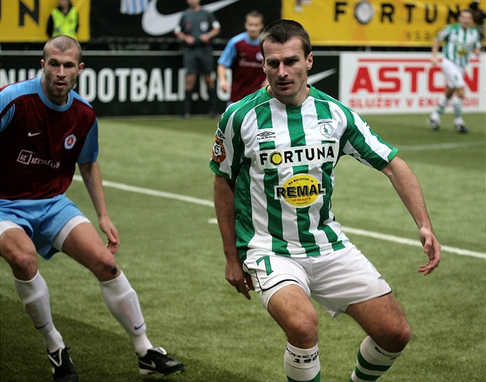 Marek Nikl kontroluje míč