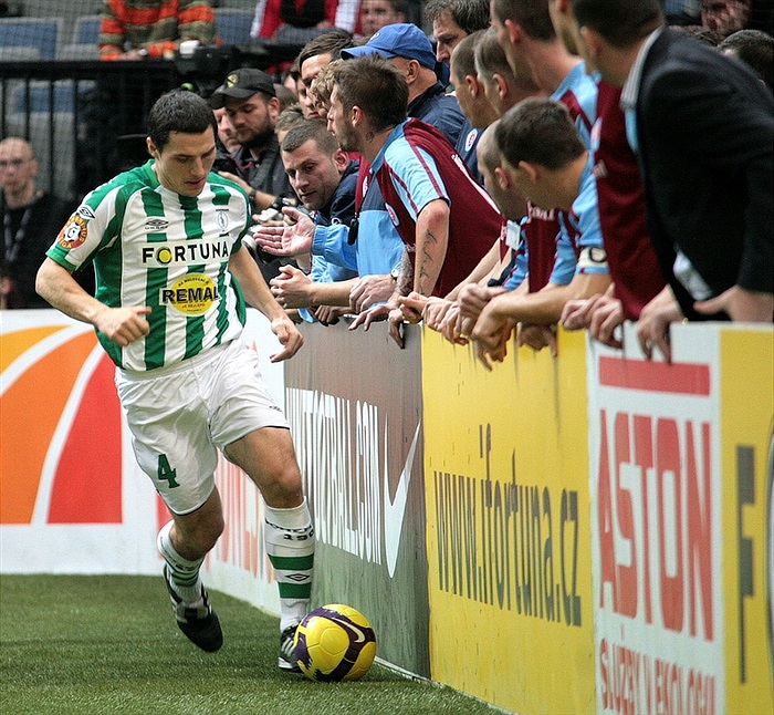 Jindřišek táhne útok podel lavičky Slovanu