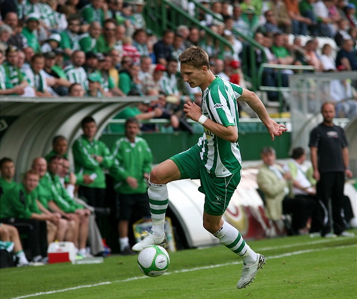 Škoda přebírá míč.