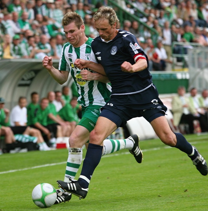 Strnad v souboji tělo na tělo.