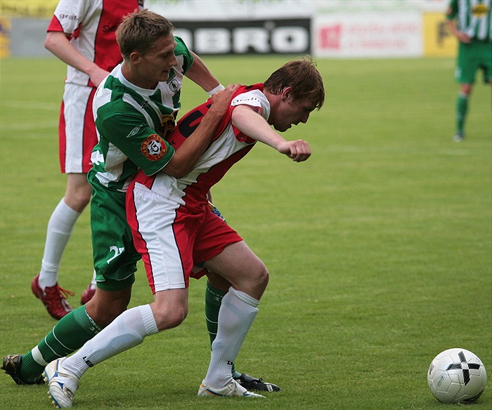 Milan Škoda v souboji o míč.