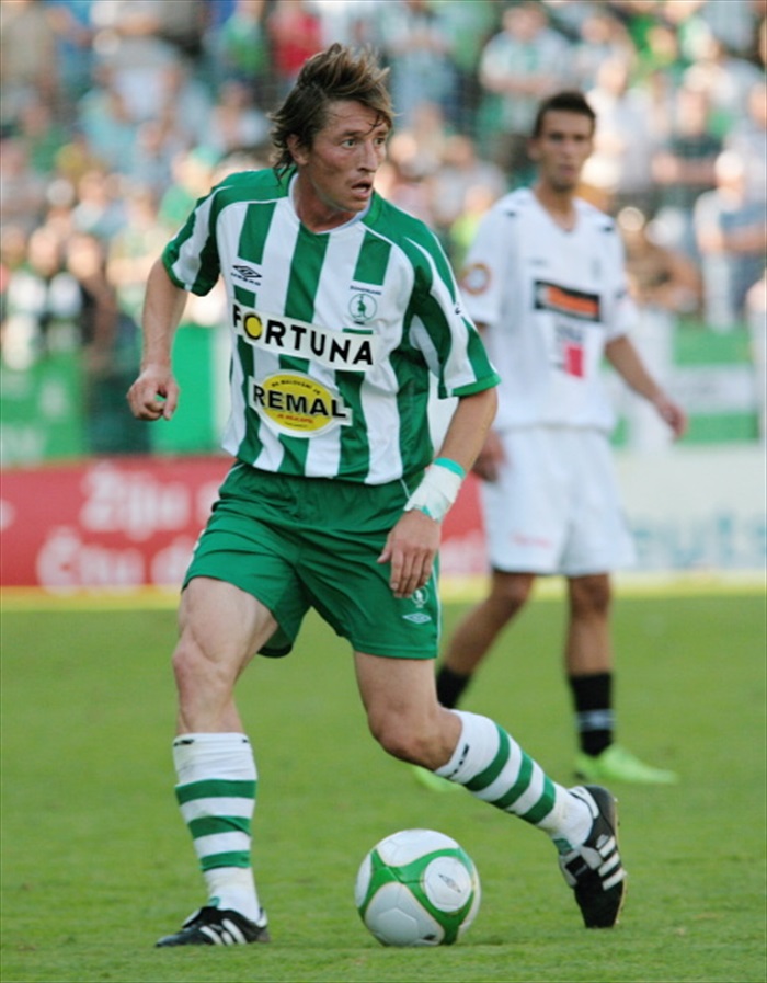 Kaufman tentokrát ve středu zálohy.