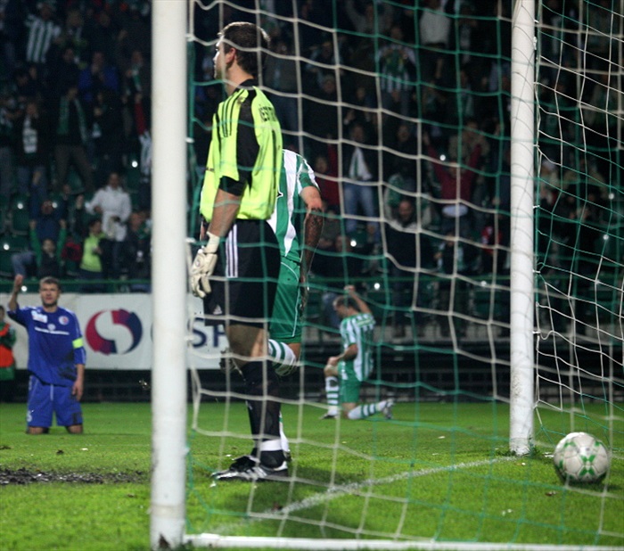 To byla rána, brankář tomu ještě nevěří.