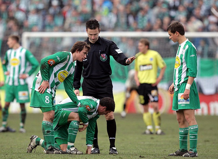 Marek se zvedá po bolestivém zákroku.