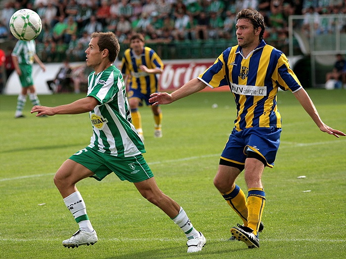 Martin Kotyza sleduje míč.