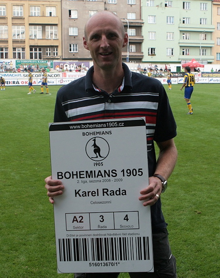 Karel Rada s doživotní permanentkou.